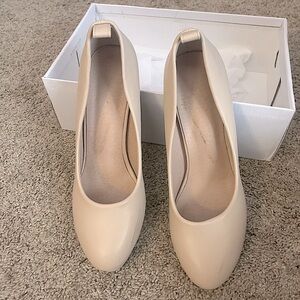 Beautiful light tan small sized colored heels. Small easy to fix scratches.